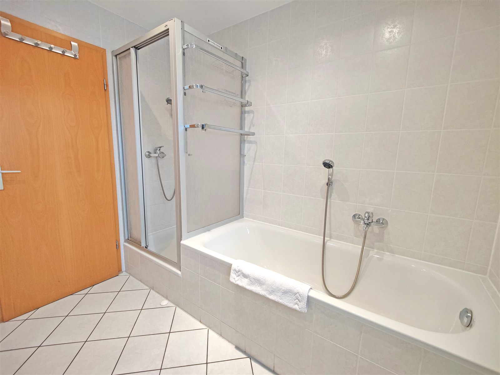 Bad mit Badewanne und separater Dusche