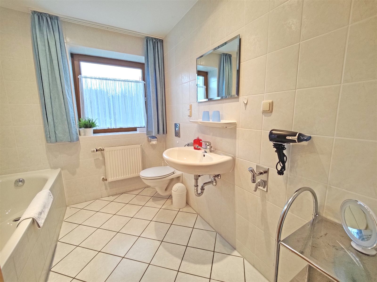 Bad mit Waschbecken, WC und Fenster