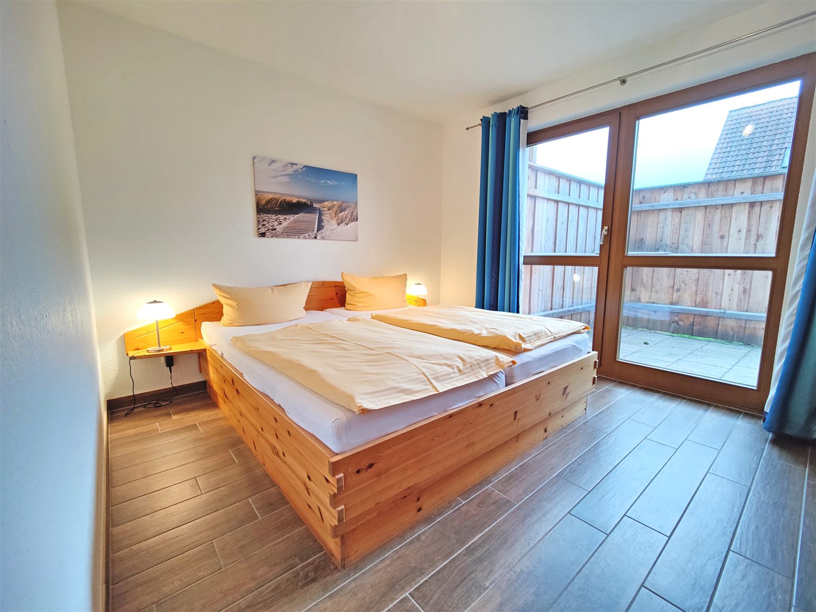 Doppelbett im Schlafzimmer des Erdgeschosses mit Terrassent&uuml;r
