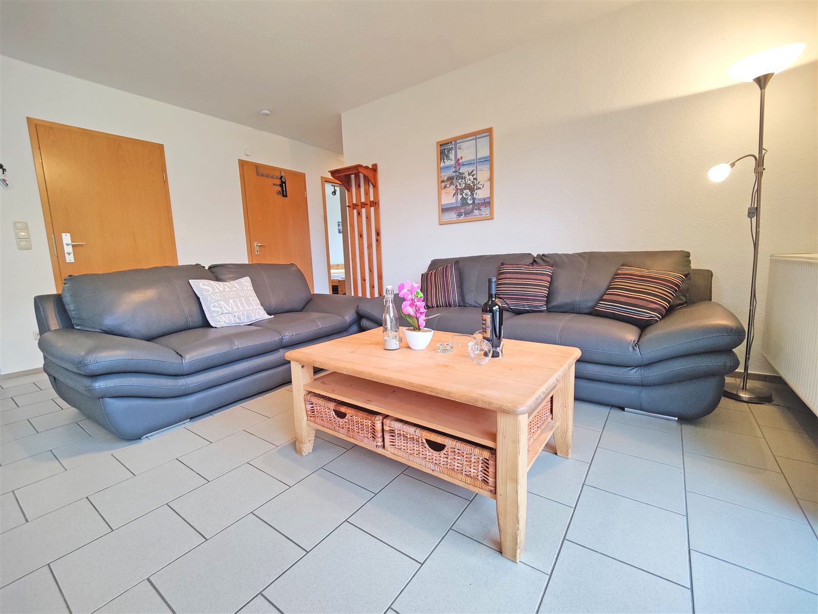 Wohnbereich im Erdgeschoss mit zwei Sofas und Couchtisch